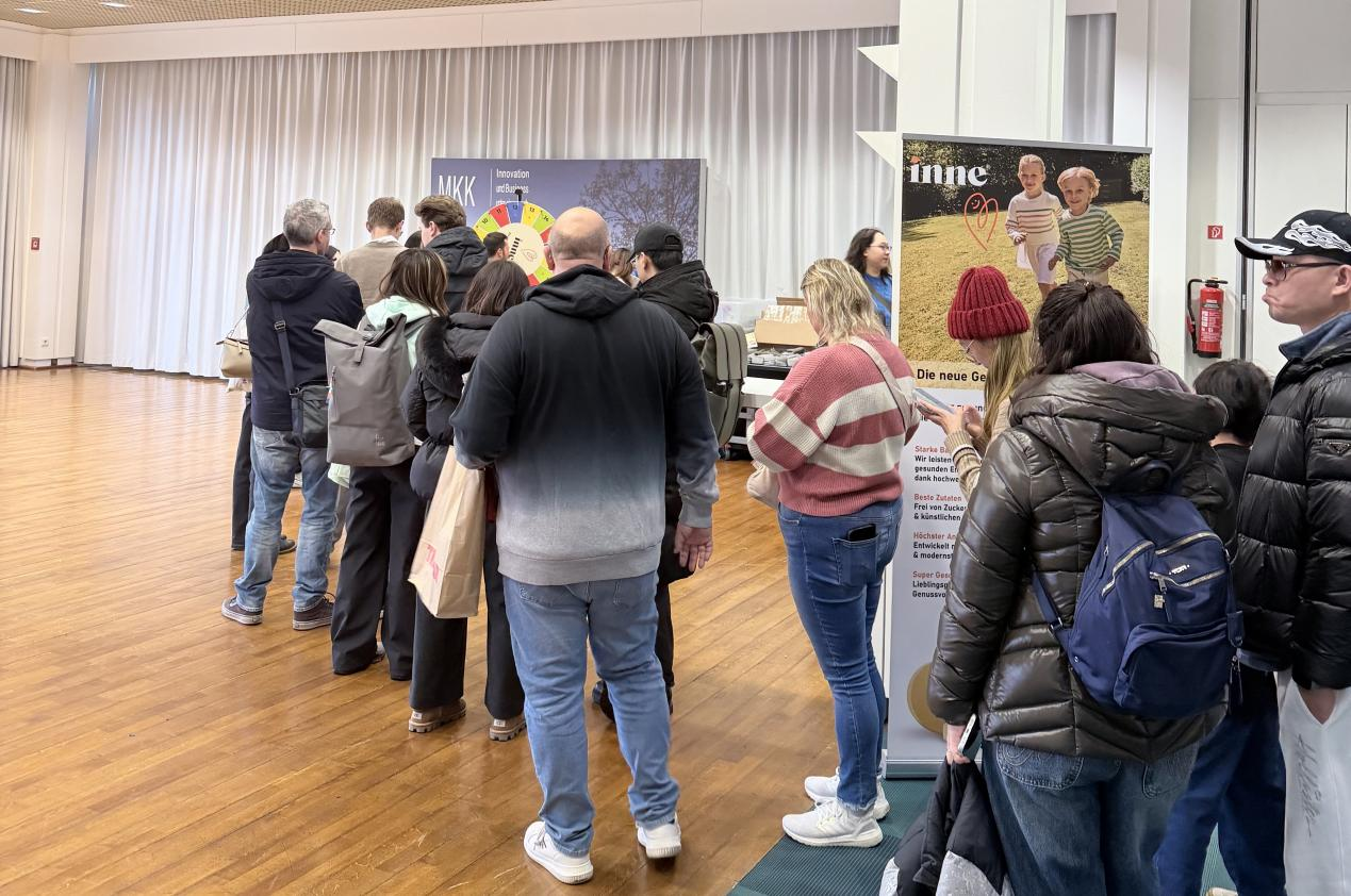 inne抽奖互动区，热情的球迷排起长龙